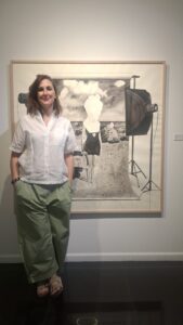 Belén Mazuecos posando con la obra ganadora del primer premio del Artes Plásticas «el Brocense» de 2025: «Área de registro y catalogación de obras de arte«, que se puede ver en la exposición «Ósmosis»